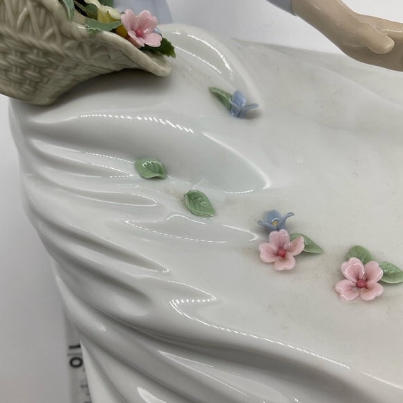 LLADRÓ PETALS IN THE WIND PORCELAIN FIGURINE - Picture 5 of 10